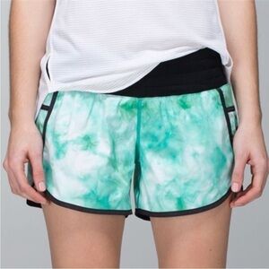 Lululemon Tracker Short II Turquoise Tie Dye Athletic Shorts Women’s Size 4